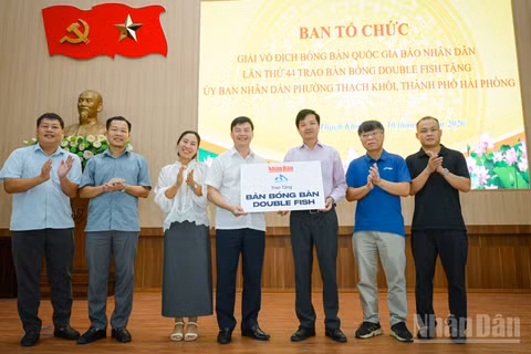 Lãnh đạo phường Thạch Khôi tiếp nhận bàn bóng bàn do Ban Tổ chức Giải vô địch bóng bàn quốc gia Báo Nhân Dân lần thứ 44 trao tặng. (Ảnh: BẢO LONG)