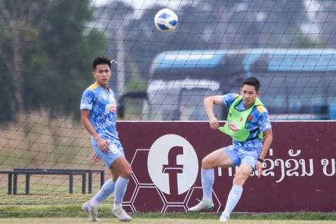 Tiền vệ Nguyễn Hai Long (phải) nỗ lực tập luyện cùng các đồng đội. (Ảnh: VFF)