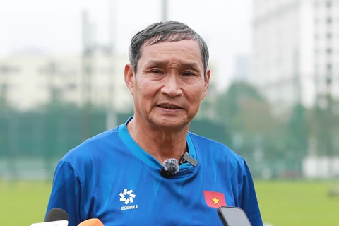 Huấn luyện viên Mai Đức Chung trả lời phỏng vấn tại buổi tập ngày 26/2. (Ảnh: VFF)