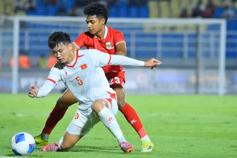 U17 Việt Nam (áo trắng) hòa U17 Indonesia để đi tiếp vào bán kết. (Ảnh: VFF)