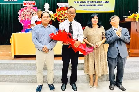 Nhà văn, dịch giả Bùi Xuân tặng hoa chúc mừng Ban chấp hành Chi hội nhiệm kỳ 2026-2031. 