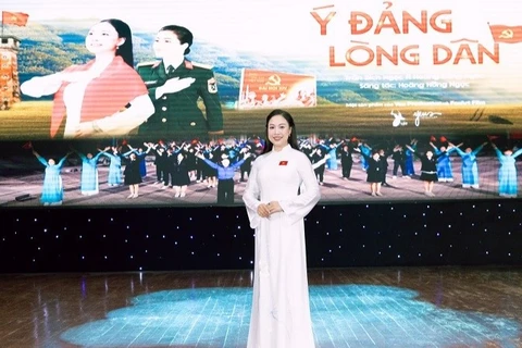 Ca sĩ Trần Bích Ngọc tại buổi ra mắt dự án âm nhạc “Ý Đảng - Lòng dân”. (Ảnh: BÁ HẢI)