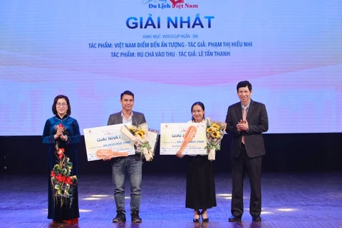 Trao giải Nhất hạng mục video/clip ngắn, dài cho các tác giả.
