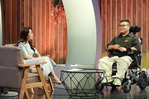 "Trạm yêu thương" kể câu chuyện về hành trình chiến thắng nghịch cảnh của chàng trai bại não. (Ảnh: Ê-kíp sản xuất)