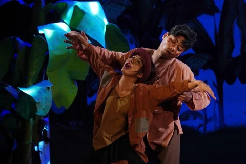 Các nghệ sĩ trẻ biểu diễn trích đoạn "Chí Phèo-Thị Nở" tại buổi gặp mặt đầu xuân. (Ảnh: Nhà hát kịch Việt Nam).