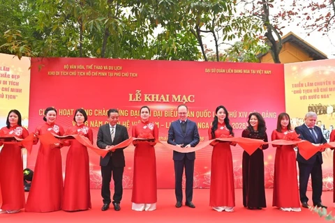 Các đại biểu cắt băng khai mạc chuỗi hoạt động. 