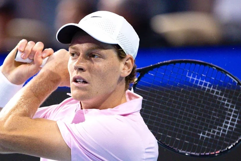 Jannik Sinner (sinh năm 2001) là tay vợt tennis hàng đầu thế giới với lối chơi chắc chắn và bản lĩnh. (Ảnh: NurPhoto)
