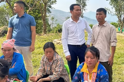 Anh Giàng A Phủ (người đứng đầu tiên từ phải sang) chứng kiến niềm vui của học sinh và nhân dân cụm dân cư Huổi Máu khi khánh thành điểm trường mầm non tại Huổi Máu.