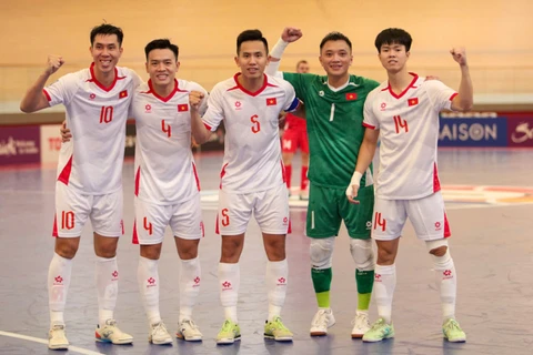 Các thành viên đội tuyển futsal Việt Nam ăn mừng bàn thắng vào lưới Liban. (Ảnh: VFF)