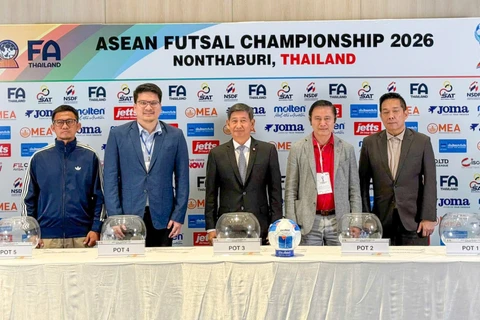 Đại diện các liên đoàn bóng đá tham dự lễ bốc thăm. (Ảnh: VFF)