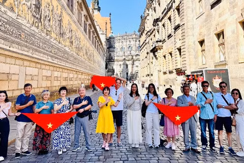 Du lịch hướng tới Net Zero với các giải pháp giảm rác thải nhựa và thúc đẩy du lịch xanh.