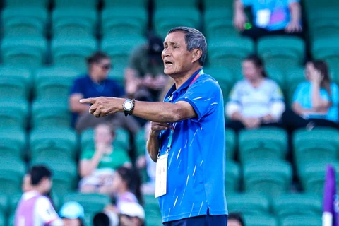 Huấn luyện viên Mai Đức Chung chỉ đạo các học trò trong trận đấu giữa đội tuyển nữ Việt Nam và Nhật Bản. (Ảnh: VFF)