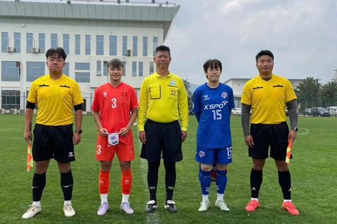 Đội trưởng hai đội cùng ban trọng tài trước trận đấu. (Ảnh: VFF)