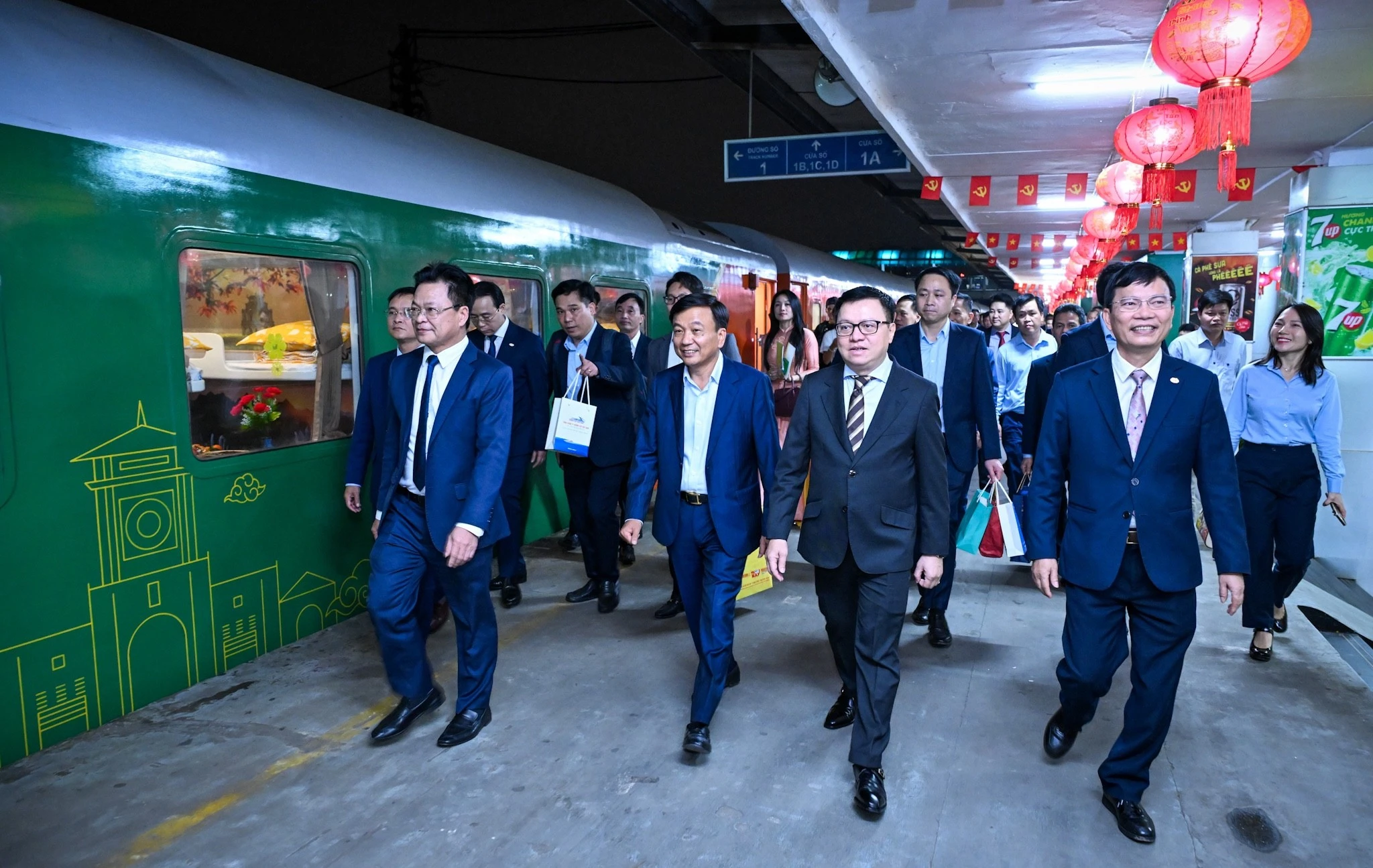 Đêm Giao thừa ấm áp với 'Chuyến tàu hạnh phúc' và sự quan tâm của lãnh đạo