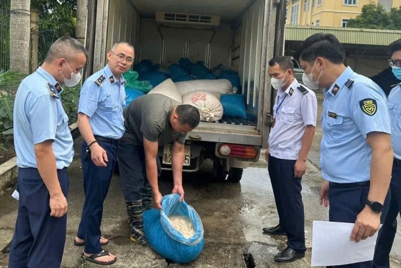 Hưng Yên: Phát hiện 1 tấn lòng lợn ôi thiu trên xe tải, xử phạt 10 triệu đồng