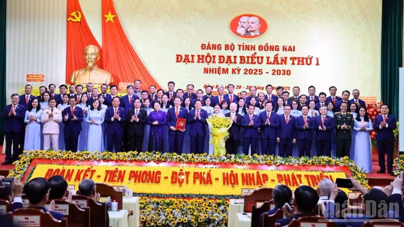 Đồng chí Phan Đình Trạc và các đồng chí nguyên lãnh đạo Đảng, Nhà nước chúc mừng Ban Chấp hành Đảng bộ tỉnh Đồng Nai nhiệm kỳ 2025-2030 ra mắt.