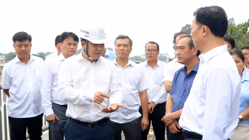 Phó Chủ tịch Ủy ban nhân dân tỉnh Đồng Nai Hồ Văn Hà (đội mũ) trao đổi với các đơn vị liên quan tại buổi kiểm tra.