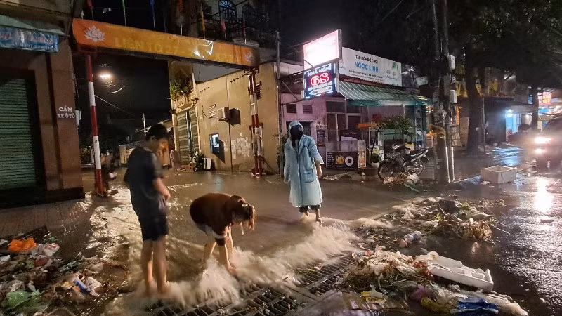 Người dân phường Trảng Dài, tỉnh Đồng Nai, khơi thông dòng chảy sau mưa lớn.