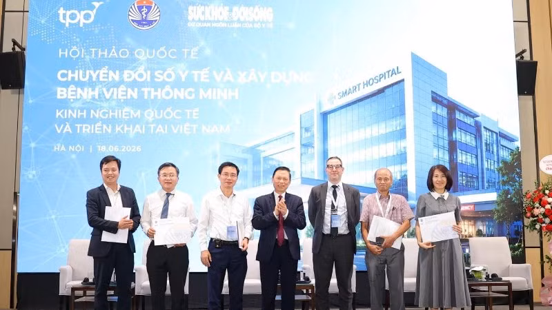 Phó Giáo sư, Tiến sĩ Trần Quý Tường, Chủ tịch Hội Tin học y tế Việt Nam (đứng giữa) và các chuyên gia tham dự hội thảo.