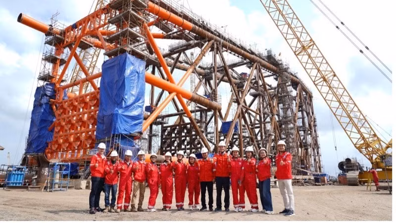 Đoàn công tác liên ngành khảo sát thực địa tại khu vực triển khai dự án chân đế Đại Hùng Nam.