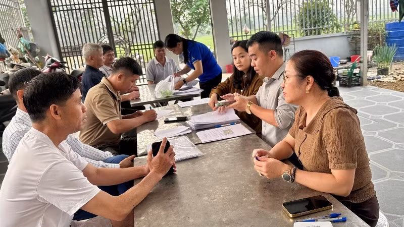 Đoàn công tác của Quỹ Bảo vệ và phát triển rừng tỉnh Điện Biên hướng dẫn chủ rừng ở bản Hua Ná, xã Thanh Nưa làm thủ tục mở tài khoản Ngân hàng Chính sách-Xã hội.