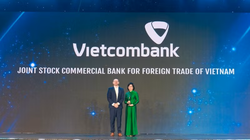 Bà Tô Thị Phương Dung - Trưởng Phòng Chính sách & Kế hoạch nhân sự đại diện Vietcombank nhận cúp "Harmonia" từ Ban tổ chức.
