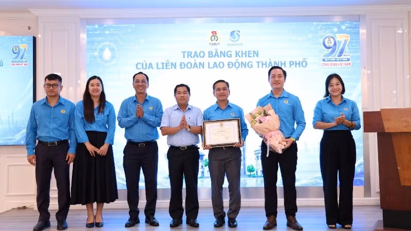 Đại diện Liên đoàn Lao động Thành phố Hồ Chí Minh trao bằng khen cho tập thể Công đoàn Tổng Công ty Cấp nước Sài Gòn-Trách nhiệm hữu hạn một thành viên.