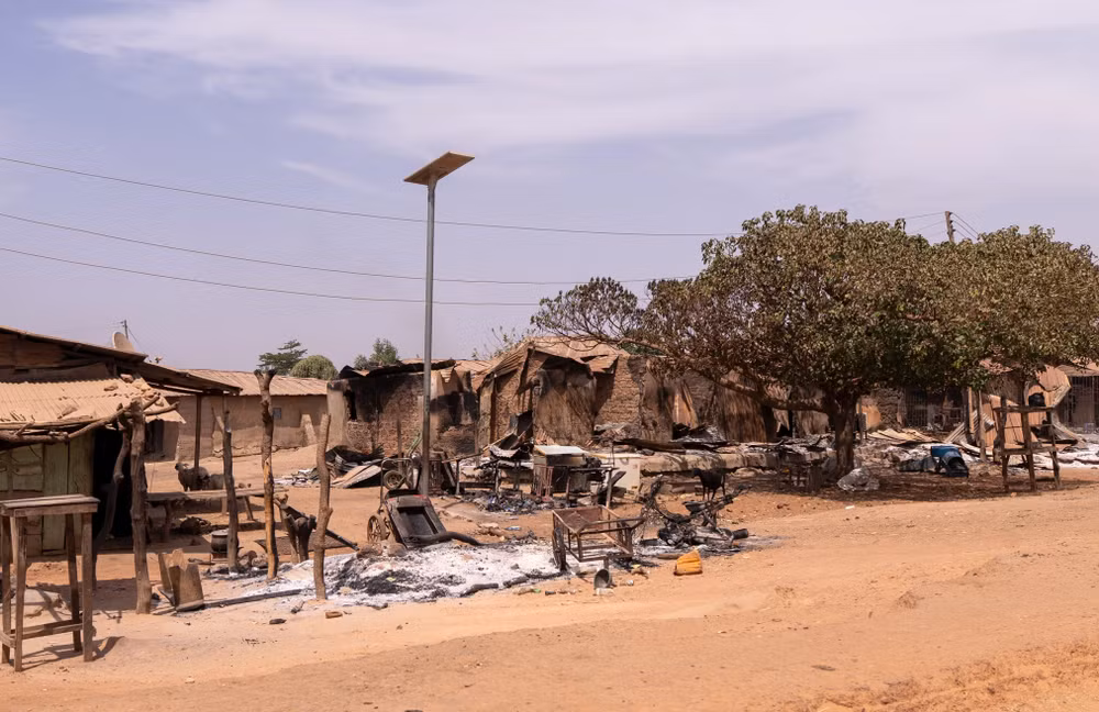 Cảnh tàn phá khi các tay súng tấn công và phóng hỏa ở khu vực Woro và Nuku ở bang Kwara, Nigeria ngày 5/2/2026. (Ảnh: Anadolu Agency/TTXVN)