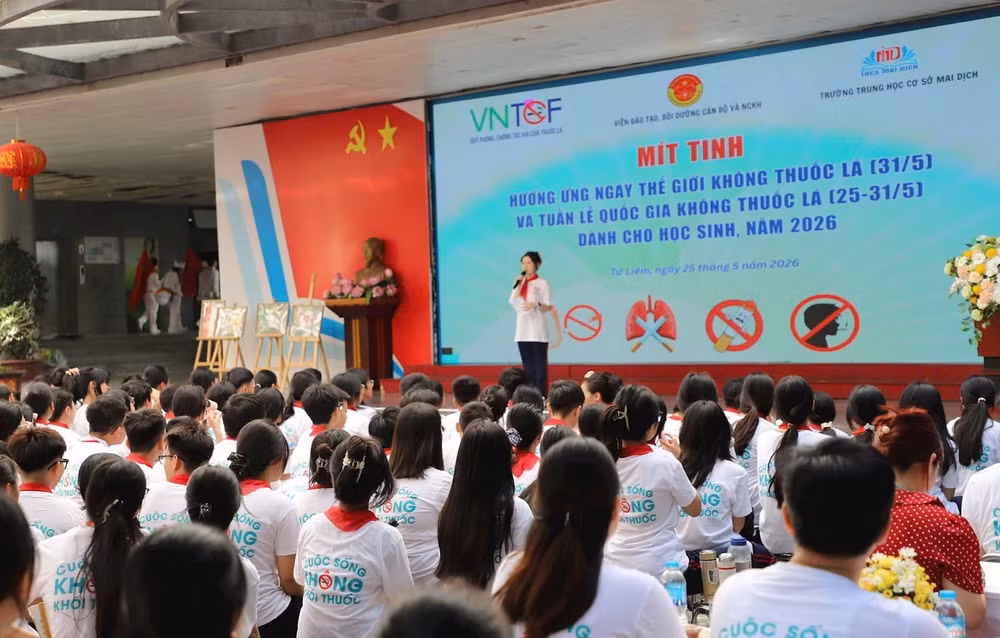 Học sinh Trường trung học cơ sở Mai Dịch (Hà Nội) hưởng ứng các hoạt động phòng, chống tác hại của thuốc lá, xây dựng cuộc sống không khói thuốc. (Ảnh: HOÀNG HẢO)