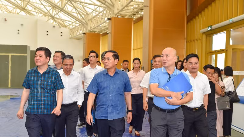 Phó Thủ tướng Chính phủ Bùi Thanh Sơn - Trưởng Ban chỉ đạo Hội chợ Mùa Thu 2025 và Bộ trưởng Bộ Công Thương Nguyễn Hồng Diên - Phó Trưởng Ban chỉ đạo Hội chợ Mùa Thu 2025 và các đồng chí lãnh đạo bộ, ngành kiểm tra công tác triển khai tổ chức Hội chợ Mùa Thu 2025 trong chiều 19/10.