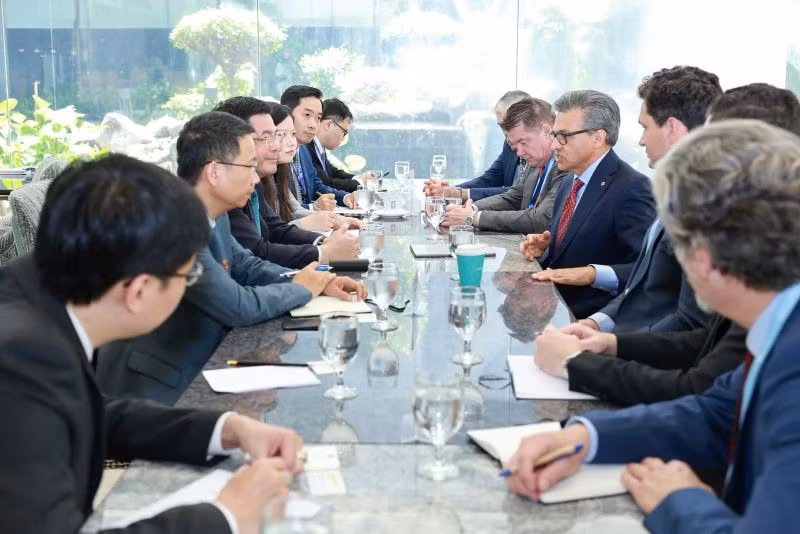 Bộ trưởng Công thương Nguyễn Hồng Diên đã có buổi làm việc với Hội đồng Kinh doanh Canada do ông Goldy Hyder - Chủ tịch kiêm Giám đốc điều hành dẫn đầu.