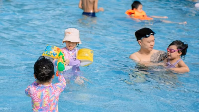 Bơi lội là niềm yêu thích của trẻ em mỗi dịp hè về.