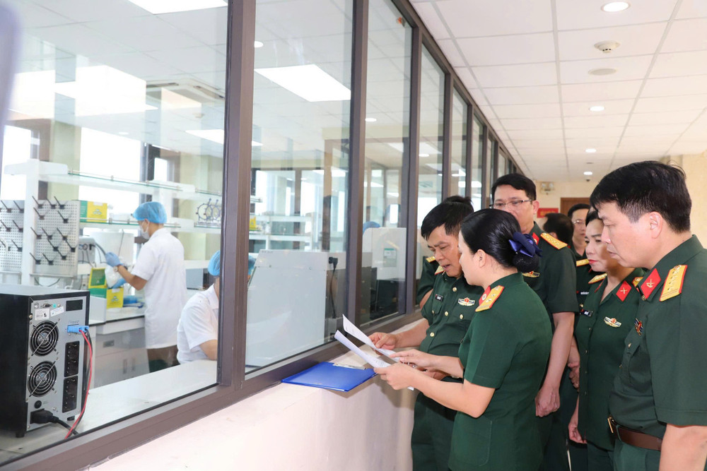 Trung tướng Trần Minh Đức và đoàn công tác kiểm tra các phòng ban chức năng. kt2.jpg