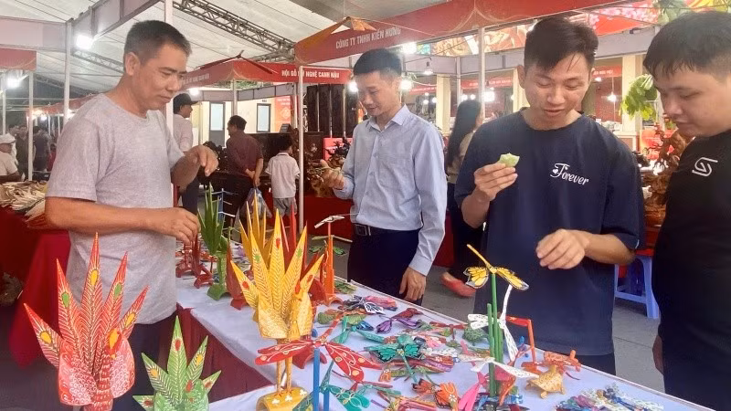 Khách tham quan trải nghiệm nghệ thuật làm chuồn chuồn tre đặc sắc.