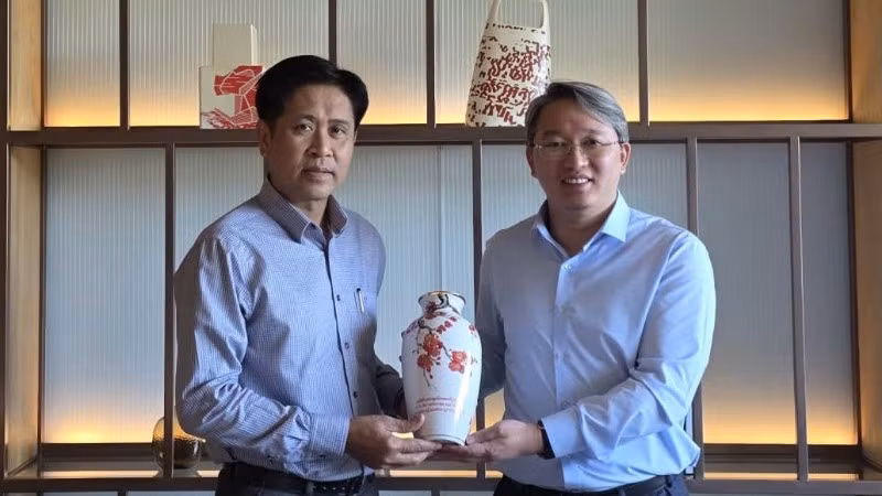 Bộ trưởng Tư pháp Lào và Bộ trưởng Tư pháp Việt Nam tại buổi gặp.