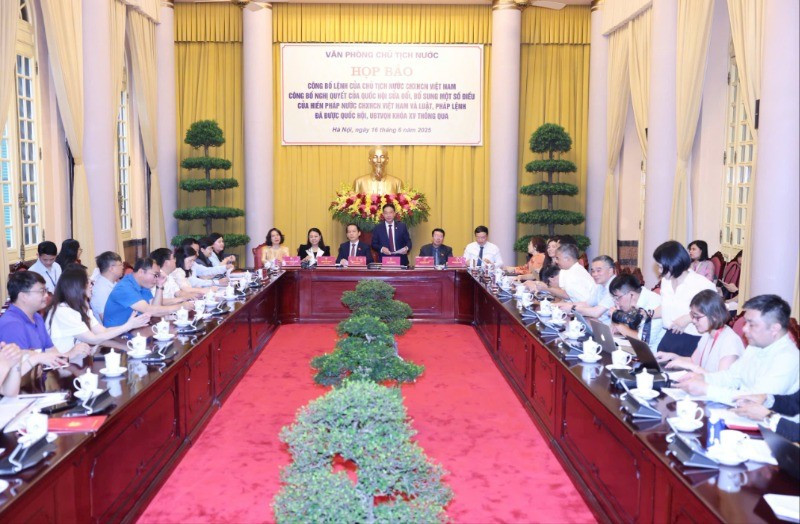 Toàn cảnh buổi họp báo.