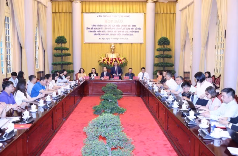 Toàn cảnh buổi họp báo.