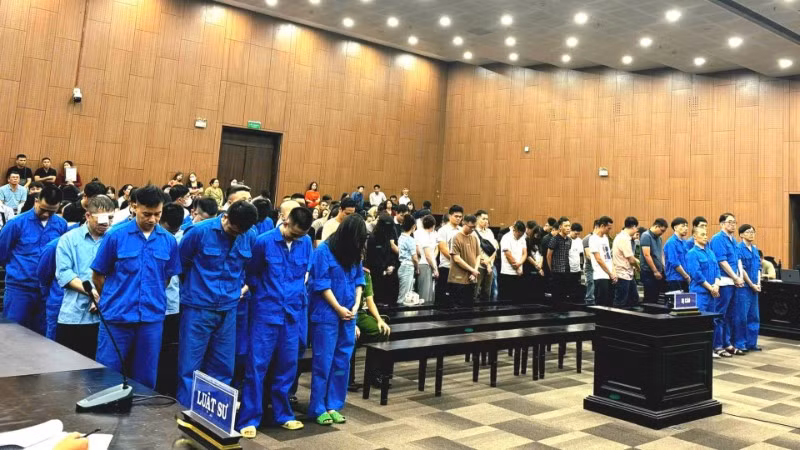 Các bị cáo nghe Hội đồng xét xử tuyên án.