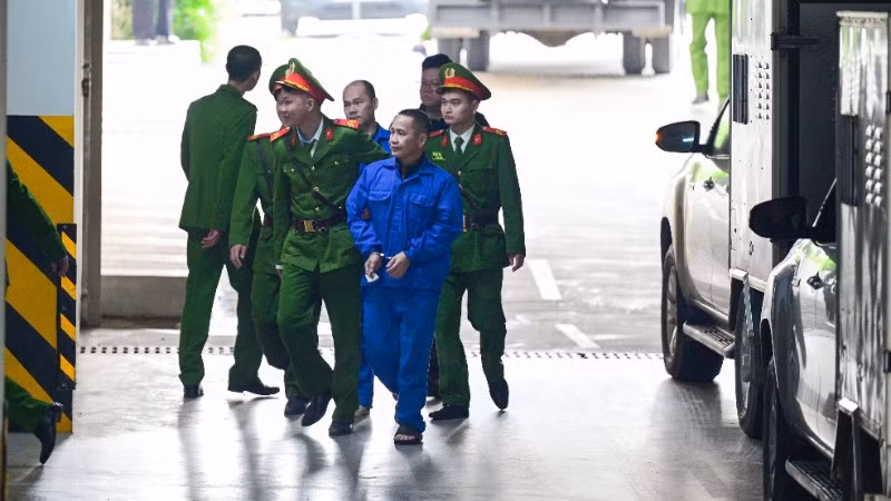 Bị cáo bị dẫn giải ra tòa.