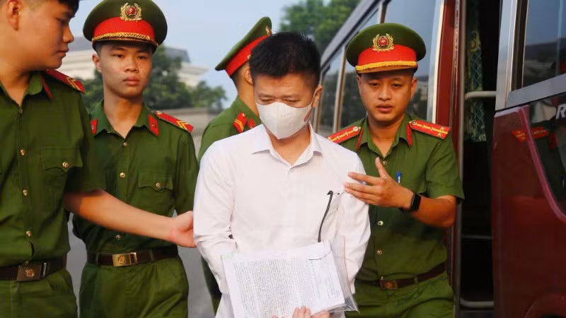 Các bị cáo bị dẫn giải đến phiên tòa.