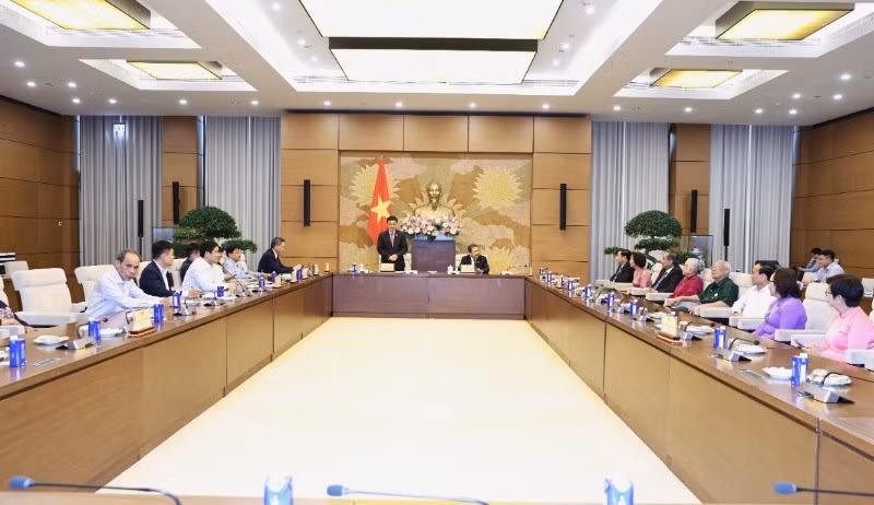Phó Chủ tịch Quốc hội Vũ Hồng Thanh phát biểu tại cuộc gặp mặt.