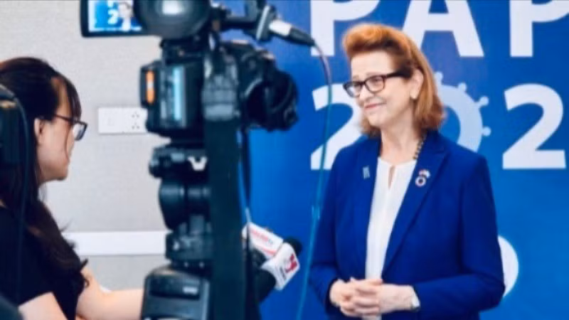 Phóng viên báo chí tác nghiệp.