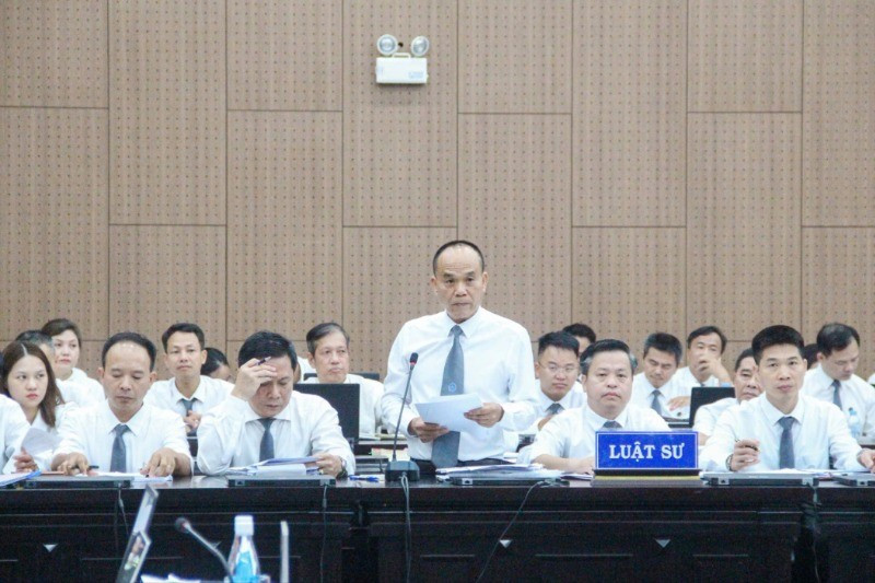 Luật sư bào chữa cho các bị cáo tại phiên tòa.
