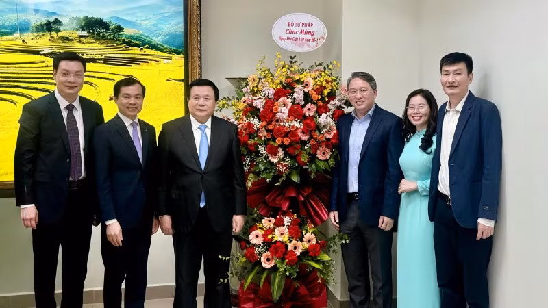 Đại diện lãnh đạo Bộ Tư pháp tặng lẵng hoa chúc mừng Học viện Chính trị quốc gia Hồ Chí Minh. 