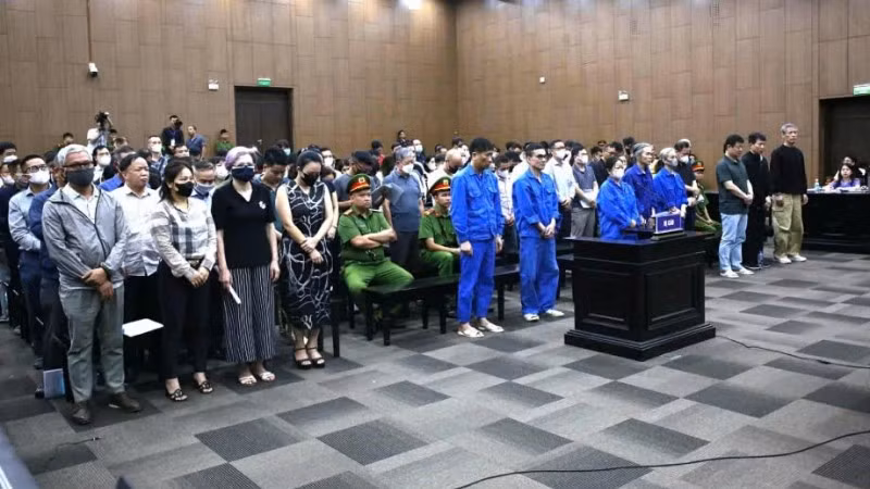 Các bị cáo tại phiên xét xử sơ thẩm sáng 28/10. 