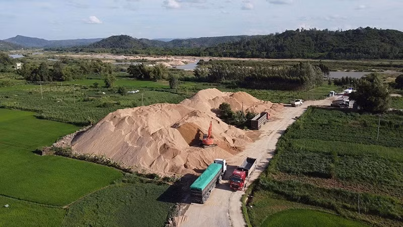 Tập kết, vận chuyển cát tại mỏ ven sông Kỳ Lộ, thuộc địa bàn xã Đồng Xuân, tỉnh Đắk Lắk. (Ảnh: PHƯƠNG NAM)
