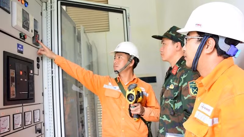 EVNHANOI phối hợp đơn vị quản lý kiểm tra tình trạng vận hành của thiết bị tại Trung tâm Huấn luyện Quân sự quốc gia 4.