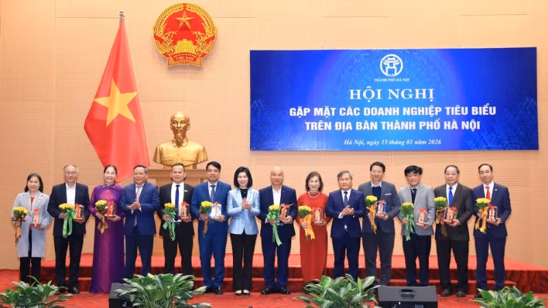 Lãnh đạo thành phố Hà Nội tặng hoa biểu dương các doanh nghiệp tiêu biểu trên địa bàn. 