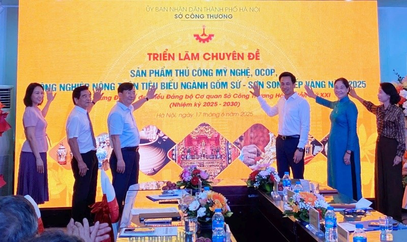Lễ khai mạc Triển lãm chuyên đề sản phẩm thủ công mỹ nghệ, OCOP, công nghiệp nông thôn tiêu biểu ngành gốm sứ - sơn son thếp vàng năm 2025. 2.jpg