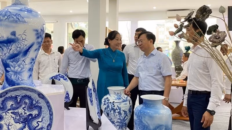 Lãnh đạo Sở Công thương Hà nội tham quan các sản phẩm trưng bày tại triển lãm.